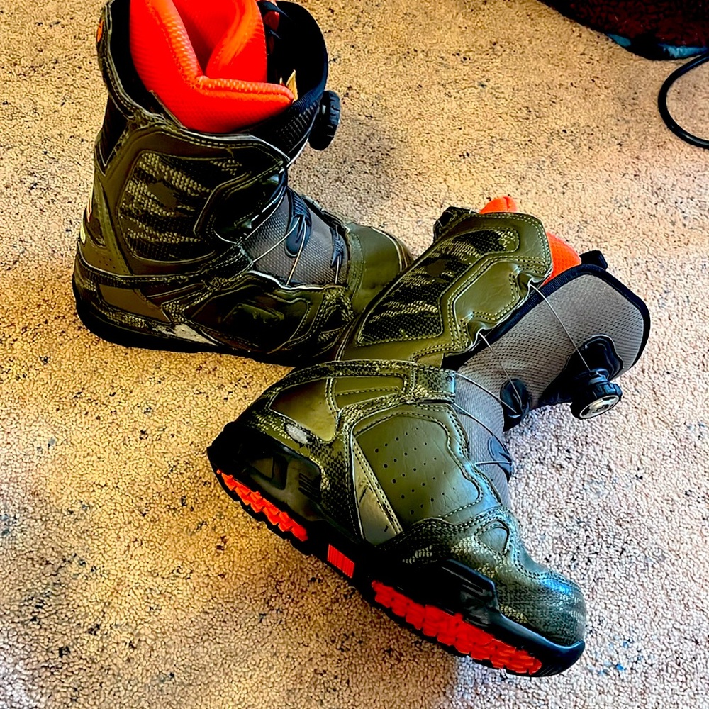 Used men’s snowboarding boots. Men’s size 6.